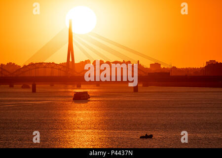 Feuriges rot Sommer Sonnenuntergang über der Stadt Riga Stockfoto