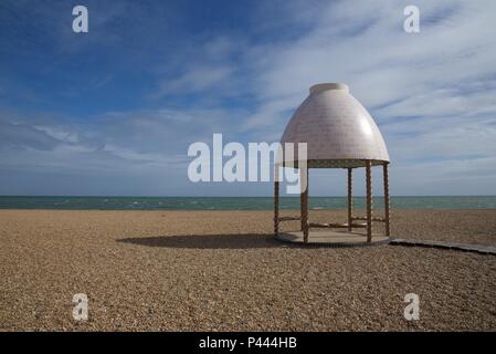 Lubaina Himid/Geleeform Pavillon: stehend auf dem Pebble Beach in der Nähe von Folkestone's Boardwalk Stockfoto