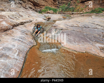 Junge Frau genießen einige backpacking Ausfallzeiten in Einsiedler Creek im Grand Canyon National Park, Arizona. Stockfoto