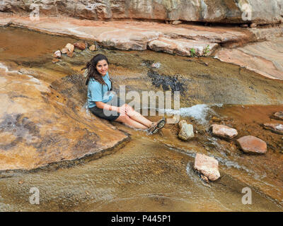 Junge Frau genießen einige backpacking Ausfallzeiten in Einsiedler Creek im Grand Canyon National Park, Arizona. Stockfoto