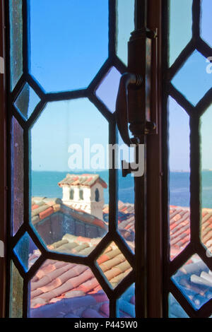 Blick auf die Sarasota Bay aus einem Fenster im Ca d'Zan, das Mittelmeer Revival Mansion von Zirkus Inhaber John Ringling, Sarasota, Florida. Stockfoto