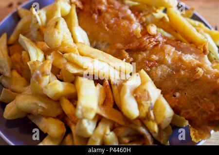 Fisch und Chips, eine traditionelle englische Mahlzeit bestehend aus Frittierter Kabeljau und Chips Stockfoto