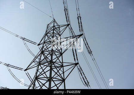 Power Tower Industrie Pol für Elektrizität, bewölkt dark sky, Low Angle View Stockfoto