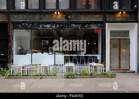 AbcV, 38 E 19 St, New York, NY. aussen Storefront einer Anlage auf der Grundlage Restaurant und Straßencafé in der Gramercy Viertel von Manhattan. Stockfoto