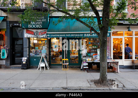 Unoppressive nicht-imperialistischen Schnäppchen Bücher, 34 Karminrot St, New York, NY. aussen Schaufenster einer Buchhandlung in Manhattan's Greenwich Village. Stockfoto