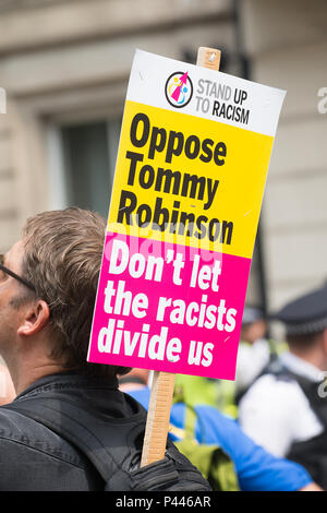 Counter - Demo durch den Druck der Gruppe vereinen gegen den Faschismus aus Protest gegen eine Kundgebung von Anhängern von Tommy Robinson außerhalb der Downing Street, London gehalten wird. Stockfoto