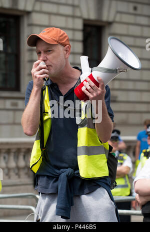 Counter - Demo durch den Druck der Gruppe vereinen gegen den Faschismus aus Protest gegen eine Kundgebung von Anhängern von Tommy Robinson außerhalb der Downing Street, London gehalten wird. Stockfoto