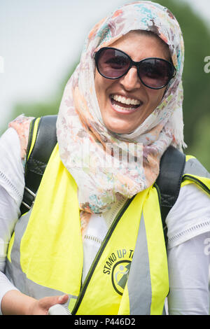 Counter - Demo durch den Druck der Gruppe vereinen gegen den Faschismus aus Protest gegen eine Kundgebung von Anhängern von Tommy Robinson außerhalb der Downing Street, London gehalten wird. Stockfoto