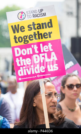 Counter - Demo durch den Druck der Gruppe vereinen gegen den Faschismus aus Protest gegen eine Kundgebung von Anhängern von Tommy Robinson außerhalb der Downing Street, London gehalten wird. Stockfoto