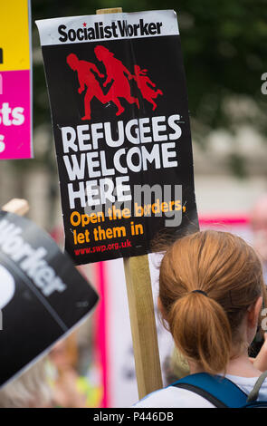 Counter - Demo durch den Druck der Gruppe vereinen gegen den Faschismus aus Protest gegen eine Kundgebung von Anhängern von Tommy Robinson außerhalb der Downing Street, London gehalten wird. Stockfoto