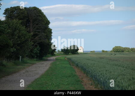 Sicht auf St Peters juxta Mare, Bradwell Essex, 7. Jahrhundert Kirche mit römischen Stoff aus Othona fort unten Stockfoto