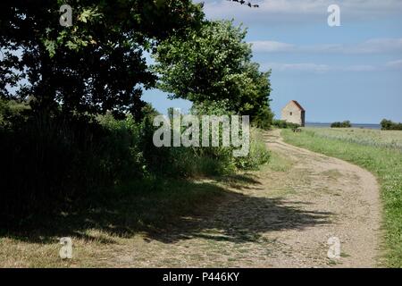 Sicht auf St Peters juxta Mare, Bradwell Essex, 7. Jahrhundert Kirche mit römischen Stoff aus Othona fort unten Stockfoto