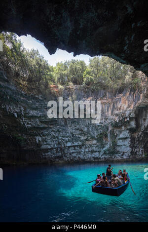 Melissani Höhle oder Melissani See, auch Melisani, ist eine Höhle auf der Insel Kefalonia, Griechenland, nordwestlich von Sami. Stockfoto