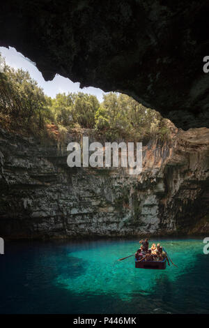 Melissani Höhle oder Melissani See, auch Melisani, ist eine Höhle auf der Insel Kefalonia, Griechenland, nordwestlich von Sami. Stockfoto