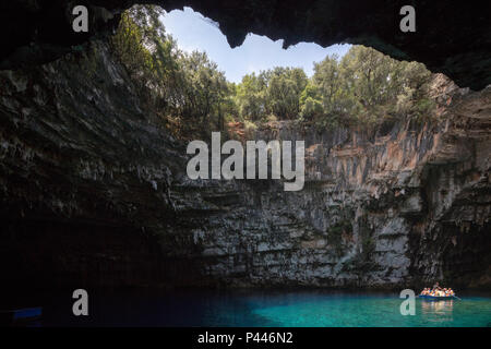 Melissani Höhle oder Melissani See, auch Melisani, ist eine Höhle auf der Insel Kefalonia, Griechenland, nordwestlich von Sami. Stockfoto