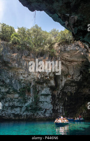 Melissani Höhle oder Melissani See, auch Melisani, ist eine Höhle auf der Insel Kefalonia, Griechenland, nordwestlich von Sami. Stockfoto