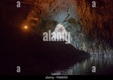 Melissani Höhle oder Melissani See, auch Melisani, ist eine Höhle auf der Insel Kefalonia, Griechenland, nordwestlich von Sami. Stockfoto