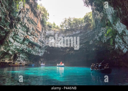 Melissani Höhle oder Melissani See, auch Melisani, ist eine Höhle auf der Insel Kefalonia, Griechenland, nordwestlich von Sami. Stockfoto