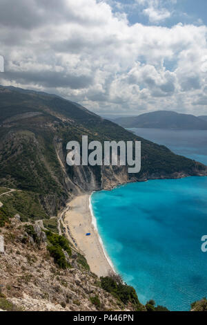 Myrtos Beach in der Region von Pylaros, im Nordwesten der Insel Kefalonia, in das Ionische Meer von Griechenland. Stockfoto