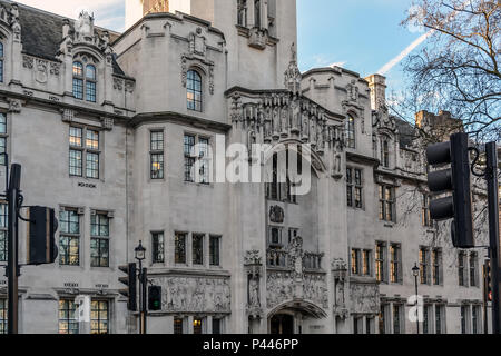 Die art nouveau gotische Fassade der Middlesex Guildhall die Heimat des Obersten Gerichts der Vereinigten Königreich. Die impressi Stockfoto