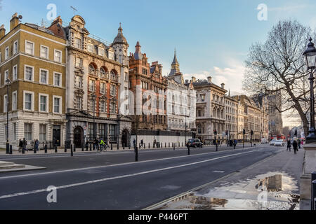 Alte verzierten viktorianischen Gebäuden, darunter die berühmten Red Lion Pub, in der Parliament Street, wo es Whitehall in Lon verbindet Stockfoto