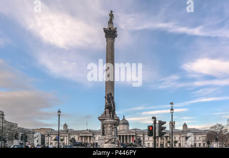 Blick auf die hohen Nelson Spalte auf dem Trafalgar Square in London gegen den blauen bewölkten Himmel. Stockfoto