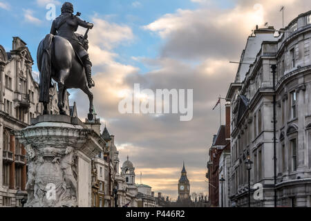 Ansicht des Trafalgar Square auf der Rückseite des im Stil der Renaissance Reiterstandbild von Charles I auf dem Pferderücken suchen Dow Stockfoto