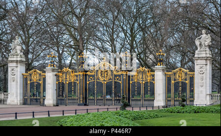 Vergoldeten schmiedeeisernen Kanada Tor auf der Südseite des Green Park in London City. Stockfoto