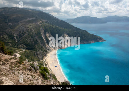 Myrtos Beach in der Region von Pylaros, im Nordwesten der Insel Kefalonia, in das Ionische Meer von Griechenland. Stockfoto