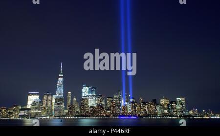 Jersey City, USA - 11. September 2017: Tribute in Light - Lower Manhattan Skyline von Liberty State Park. Stockfoto