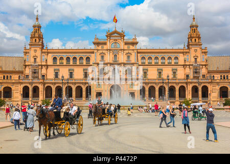 Plaza de Espana in Sevilla, Blick auf Touristen Reiten in Kutschen durch die Plaza de Espana an einem Sommernachmittag, Sevilla, Andalusien, Spanien. Stockfoto