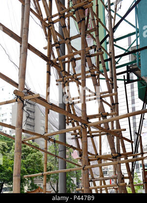 In Hongkong und China und anderen Teilen Asiens, Bambus ist oft für ein Gerüst für Immobilien Bau, aus Eisen oder Stahl Gerüste verwendet Stockfoto