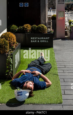 Ein Bauarbeiter während der Mittagspause eine Pause, die Southbank, London, UK Schlafen Stockfoto