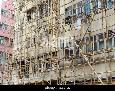 In Hongkong und China und anderen Teilen Asiens, Bambus ist oft für ein Gerüst für Immobilien Bau, aus Eisen oder Stahl Gerüste verwendet Stockfoto