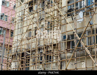 In Hongkong und China und anderen Teilen Asiens, Bambus ist oft für ein Gerüst für Immobilien Bau, aus Eisen oder Stahl Gerüste verwendet Stockfoto