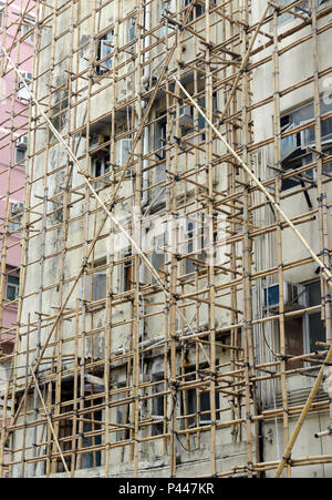 In Hongkong und China und anderen Teilen Asiens, Bambus ist oft für ein Gerüst für Immobilien Bau, aus Eisen oder Stahl Gerüste verwendet Stockfoto