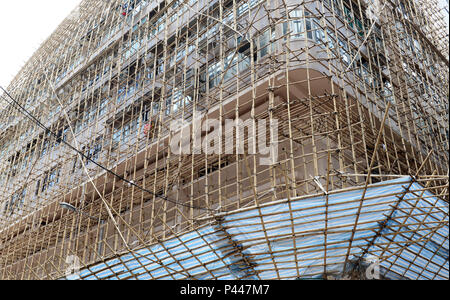 In Hongkong und China und anderen Teilen Asiens, Bambus ist oft für ein Gerüst für Immobilien Bau, aus Eisen oder Stahl Gerüste verwendet Stockfoto