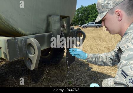 Airman 1st Class William Lavendel, 78th Air Base Wing bioenvironmental Lehrling, Prüfungen einer Stichprobe von Trinkwasser Trinkwasser 10. Juni in Louisville, Ga Robins Air Force Base Personal Unterstützung Operationen nach dem Zusammenstoß von zwei F-16 s von der South Carolina Air National Guard während der Routinemäßigen nacht Flugausbildung im Jefferson County Area, 7. Juni 2016. (U.S. Air Force Foto von Tommie Horton/freigegeben) Stockfoto