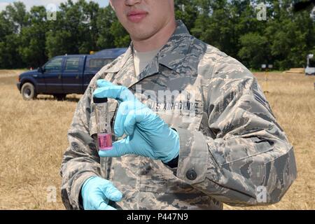 Airman 1st Class William Lavendel, 78th Air Base Wing bioenvironmental Lehrling, Prüfungen einer Stichprobe von Trinkwasser Trinkwasser 10. Juni in Louisville, Ga Robins Air Force Base Personal Unterstützung Operationen nach dem Zusammenstoß von zwei F-16 s von der South Carolina Air National Guard während der Routinemäßigen nacht Flugausbildung im Jefferson County Area, 7. Juni 2016. (U.S. Air Force Foto von Tommie Horton/freigegeben) Stockfoto