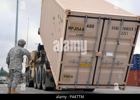 North Carolina National Guard Soldaten des 5.BATAILLON, 113 Field Artillery Regiment (High Mobility Artillery Rocket System), Konvoi Vorbereitungen am Hafen von Szczecin, Polen, während der Übung Anakonda 16. Juni 1, 2016. Ein 16 ist eine polnische Nationale Bewegung, die versucht, zu trainieren, Übung, und der polnischen nationalen Kommando- und Streitkrдftestrukturen in einen Alliierten, Gelenk, multinationalen Umfeld integrieren. (U.S. Army National Guard Foto von Sgt. 1. Klasse Robert Jordan, North Carolina National Guard Public Affairs/Freigegeben) Stockfoto