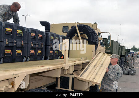 North Carolina National Guard Soldaten des 5.BATAILLON, 113 Field Artillery Regiment (High Mobility Artillery Rocket System), Konvoi Vorbereitungen am Hafen von Szczecin, Polen, während der Übung Anakonda 16. Juni 1, 2016. Ein 16 ist eine polnische Nationale Bewegung, die versucht, zu trainieren, Übung, und der polnischen nationalen Kommando- und Streitkrдftestrukturen in einen Alliierten, Gelenk, multinationalen Umfeld integrieren. (U.S. Army National Guard Foto von Sgt. 1. Klasse Robert Jordan, North Carolina National Guard Public Affairs/Freigegeben) Stockfoto