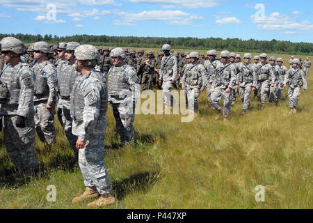 Lote des 45 Brände Brigade, Oklahoma Army National Guard, Links, und 5 Bataillon, 113 Field Artillery Regiment (High Mobility Artillery Rocket System), North Carolina Army National Guard, rechts, Marsch in eine Bildung vor der Ausübung Anakonda 2016 Eröffnungsfeier in Drawsko Pomorskie, Polen, 6. Juni 2016. Diese Soldaten melden Sie Tausende von Soldaten aus fast 20 Ländern an der Übung. Ein 16 ist eine polnische Nationale Bewegung, die versucht, zu trainieren, Übung, und der polnischen nationalen Kommando- und Streitkrдftestrukturen in einen Alliierten, Gelenk, multinationalen Umfeld integrieren. ( Stockfoto