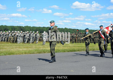 Eine polnische Ehrengarde Soldat marschiert als Lote der 45th Field Artillery Brigade, Oklahoma Army National Guard und 5 Bataillon, 113 Field Artillery Regiment (High Mobility Artillery Rocket System), North Carolina Army National Guard, ein Gruß während der Übung Anakonda 16 Eröffnungsfeier in Drawsko Pomorskie, Polen, 6. Juni 2016 zu machen. Die NCNG Soldaten melden Sie Tausende von Soldaten aus fast 20 Ländern an der Übung. Ein 16 ist eine polnische Nationale Bewegung, die versucht, zu trainieren, Übung, und der polnischen nationalen Kommando- und Streitkrдftestrukturen in einen Alliierten, Gelenk, multi integrieren Stockfoto