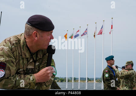 Britische Armee Kapitän Simon Reynolds, die Brücke Operationen überwachung Officer, kündigt Ereignisse während eines Besuches des Präsidenten von Polen in Chelmno, Polen, 13. Juni 2016. Präsident Andrzej Duda besuchten Chelmno eine militärische Demonstration zu beobachten und eine Rede über die Übung Anakonda 2016 liefern. Die Polnisch-led-Übung ist eine gemeinsame Aus- und Fortbildung, um die Interoperabilität, die für den Ausbau und die Stärkung der Bande zwischen den alliierten Nationen und Partner, Gewährleistung der kollektiven Sicherheit und Frieden in der Region. Stockfoto