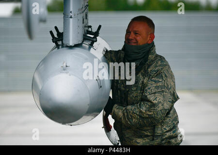 Us Air Force Master Sgt. Chris Asselin, 127 Aircraft Maintenance Squadron Flug Chief, entlastet von einem C A-10 Thunderbolt II Lielvarde Air Base, Lettland 11. Juni 2016. Us-Streitkräfte und lettischer Flieger wird in Sabre Streik 16 teilnehmen; eine langjährige, US-Generalstabs, U.S. Army Europe - LED-kooperative Ausbildung übung, die seit 2010 jährlich durchgeführt wurde. Die diesjährige Übung wird auf der Förderung der Interoperabilität mit Verbündeten und Partnern in der Region konzentrieren. Die Vereinigten Staaten haben dauerhafte Interessen bei der Förderung von Frieden und Wohlstand in Europa und Bo Stockfoto