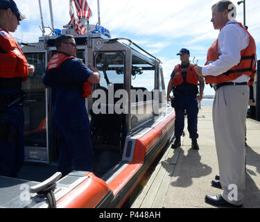 PHILADELPHIA - Petty Officer 1st Class Peter Knorr, ein Steuermann an der Coast Guard Station Philadelphia, stellt eine Sicherheit kurz vor dem Einschiffen. Rep. Charlie Einbuchtung für eine Tour von Delaware Bay, Montag, 13. Juni 2016. Die tour, vom Kapitän Benjamin Cooper, der Kommandant der Küstenwache Sektor Delaware Bay gehostet, gab einen Überblick über die Coast Guard's multi-mission Rolle in der Region, zu Themen wie Sicherheit und Gefahrenabwehr im Seeverkehr, die Reaktion und die Strafverfolgung. U.S. Coast Guard Foto von Petty Officer 1st Class Seth Johnson Stockfoto