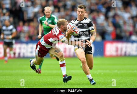 Von Hull FC Jamie Shaul (rechts) in Aktion Stockfoto