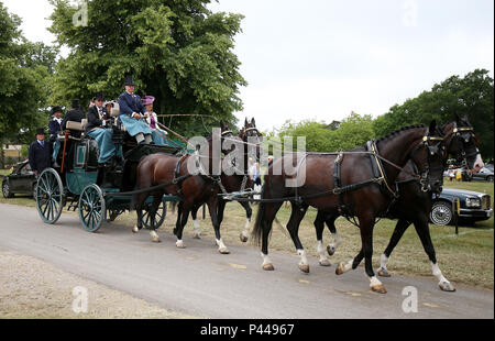 Racegoers in einer Kutsche in Tag zwei des Royal Ascot Hotel in Ascot Pferderennbahn Stockfoto