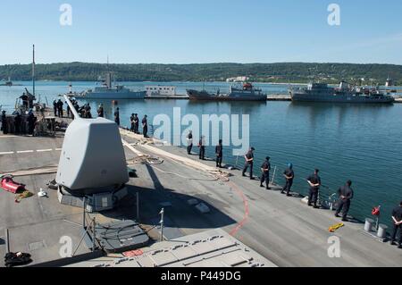 160610-N-FQ 994-030 Varna, Bulgarien (10. Juni 2016) Segler die Schienen Mann an Bord der geführte Anti-raketen-Zerstörer USS Porter (DDG78) als das Schiff fährt Varna, Bulgarien, 10. Juni 2016. Porter ist Vorwärts - Rota, Spanien bereitgestellt und ist die Durchführung einer Routinepatrouille in den USA 6 Flotte Bereich der Maßnahmen zur Unterstützung der US-amerikanischen nationalen Sicherheitsinteressen in Europa. (U.S. Marine Foto von Mass Communication Specialist 3. Klasse Robert S. Preis/Freigegeben) Stockfoto