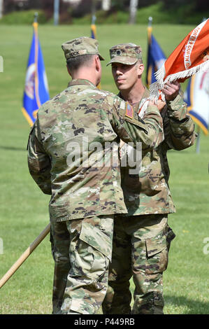 U.S. Army Colonel Ed Buck (LEFT), die zweite Signal Brigade Commander, übergibt die Guidon auf die 44Th Expeditionary Signal Battalion eingehende Kommandeur, Oberstleutnant der US-Army Adam A. Sannutti, während des Bataillon Ändern des Befehls Zeremonie am Turm Kaserne Parade Feld, Grafenwöhr, Deutschland, Jan. 10, 2016. (U.S. Armee Foto von visuellen Informationen Spezialist Gertrud Zach/freigegeben) Stockfoto